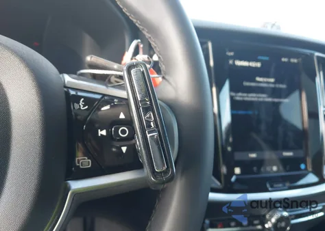 2025 Volvo V60 Cross Country Plus, B5 Awd Gas (Mild Hybrid) z USA, uszkodzony, nr VIN YV4L12WK2S2149836